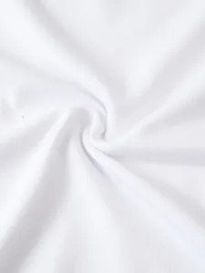 Primo piano dettagliato del tessuto in cotone bianco morbido con trama fine e pieghe.