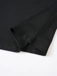Primo piano sui dettagli delle cuciture dell'orlo di una t-shirt nera da uomo.