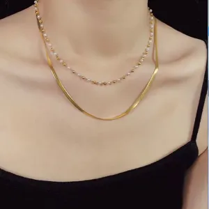 Elegante zweilagige goldene Titanstahlhalskette mit kleinen Perlen und flacher Schlangenkette
