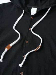 Détail chemise casual homme en lin coton à capuche, haut noir avec cordon de serrage.