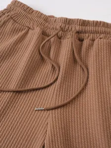Braune strukturierte Stoffshorts Taille und verstellbarer Kordelzug Detail Nahaufnahme