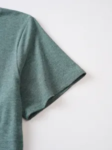 Primo piano sulla manica della t-shirt a maniche corte, trama di tessuto fine.