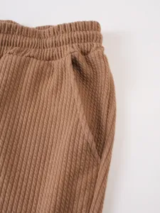 Braune strukturierte Freizeitshorts Detail, weicher Stoff, bequemer Bund für Sommeralltag.