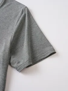 Dettaglio della manica della t-shirt grigia da uomo, trama fine del tessuto e cuciture pulite.