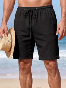 Nahaufnahme der lässigen Herren-Strandshorts mit verstellbarem Kordelzug und praktischen Taschen.
