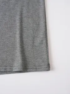 Dettaglio in tessuto di cotone grigio che mostra texture e cuciture per abbigliamento.