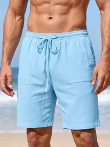 Nahaufnahme der hellblauen Herren Badeshorts mit Kordelzug und praktischen Taschendetails.