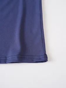 Primo piano dettagliato dell'orlo in cotone blu che mostra cuciture pulite e resistenti.