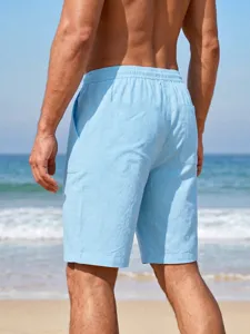 Detailansicht der hellblauen Herren Strandshorts hinten mit bequemem Kordelzugbund.