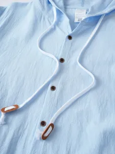 Détail de chemise décontractée à capuche pour homme bleu clair avec cordons blancs et boutons.