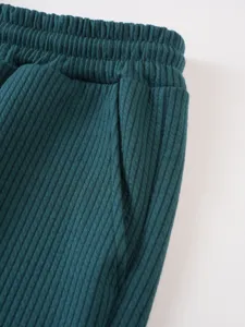 Detailansicht der Taille und Tasche von Herren Rippstrick Freizeithosen in Dunkelgrün.