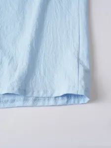 Tissu de chemise en coton lin bleu clair detail ourlet gros plan texture doux respirant haut decontracte