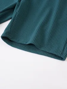 Dunkelgrüner Rippstoff Detail, feine Nähte Textur Nahaufnahme für Herren Shorts.