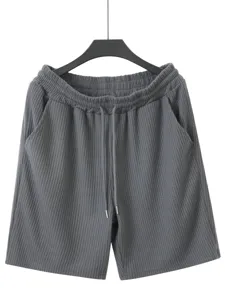 Nahaufnahme der dunkelgrauen herren sommer lässigen gerippten shorts mit elastischem kordelzug.