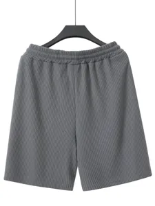 Detailaufnahme grauer Rippstrick-Freizeithose für Herren mit elastischem Bund und Struktur.