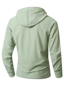 Vue détaillée du dos de la chemise à capuche décontractée en lin et coton vert clair.
