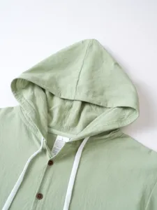 Gros plan détaillé de la capuche et des boutons de la chemise en lin pour homme.