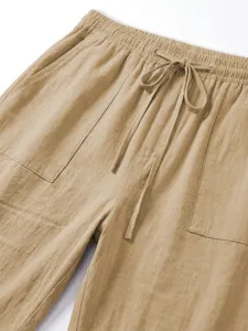 Detailansicht des Herren Freizeithose Bundes aus khakifarbenem, atmungsaktivem Stoff.