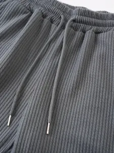 Nahaufnahme Detail Herren Freizeitshorts elastischer Kordelzug Bund dunkelgrau Rippstoff Textur