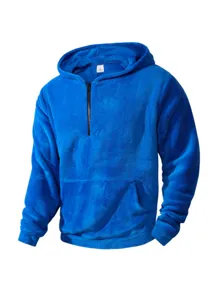 Dettaglio felpa con cappuccio mezza zip in pile blu, tessuto morbido, autunno inverno.