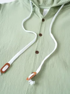 Détail de chemise à capuche en coton lin pour homme, haut décontracté avec boutons.