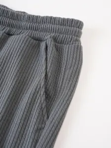 Nahaufnahme Detail von Herren Freizeit strukturierte Shorts Bund und Tasche, dunkelgrau.