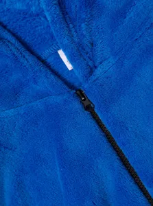 Primo piano dettaglio di felpa con cappuccio in pile peluche blu uomo con texture morbida e zip.
