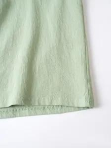 Vue détaillée de l'ourlet de chemise en lin pour homme vert clair, couture de qualité.