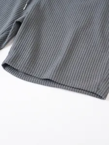 Nahaufnahme der dunkelgrauen gerippten Herrenshorts mit Kordelzug und weicher Textur.