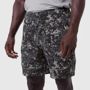 Primo piano di pantaloncini sportivi mimetici tattici da uomo con comodo doppio strato.