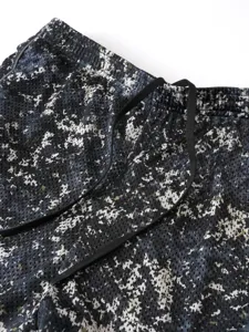 Dettaglio di pantaloncini sportivi mimetici in rete da uomo, abbigliamento traspirante.