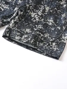 Vista ravvicinata di pantaloncini in mesh mimetico traspirante con profilo riflettente.