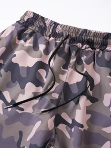 Vue de detail du short de survetement camoflage homme avec taille elastique et cordons noirs.