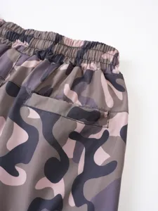 Vue de détail de short de camouflage pour hommes avec taille élastique et poche pratique.