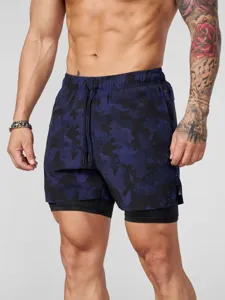 Short de course 2 en 1 pour homme avec couche extérieure camouflage et doublure sport.
