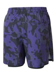 Shorts de sport camouflage violet pour homme vue de dos avec design double couche respirant.