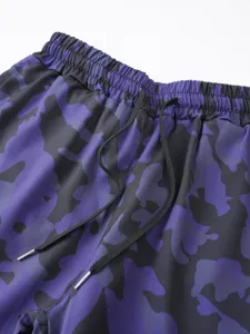 Détail de short camouflage respirant homme été, taille élastique avec cordon noir.
