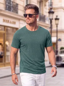 Primo piano di strada uomo maglietta tinta unita verde scollo tondo manica corta.