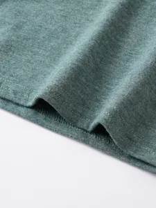 Primo piano dettagliato del tessuto melange verde t-shirt casual e cucitura orlo.