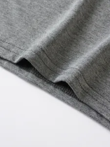 Dettaglio del tessuto della t-shirt casual grigia da uomo, maglia morbida e cuciture pulite.
