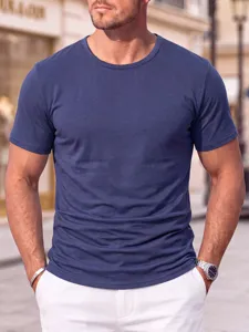 Vista di dettaglio della t-shirt a girocollo da uomo blu scuro in stile casual.