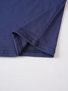 Primo piano sulle cuciture dei polsini e dell'orlo di una t-shirt sportiva tinta unita.