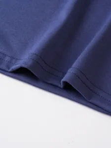 Primo piano sulla trama del tessuto e sui dettagli delle cuciture dell'orlo di una t-shirt.