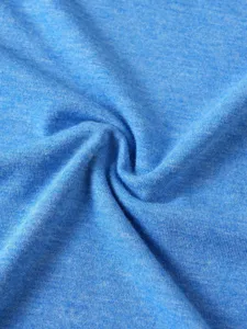 Primo piano dettagliato del tessuto mélange blu traspirante, consistenza morbida.