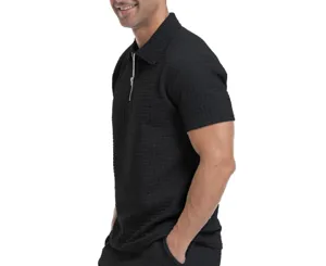 Detailansicht des schwarzen Waffelstrick-Poloshirts mit Reißverschluss und Revers.