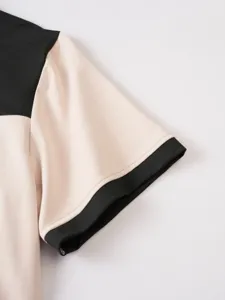 Dettaglio manica t-shirt estiva da uomo, design bicolore elegante per ogni occasione.
