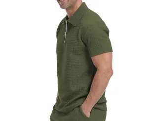 Detaillierte Ansicht des olivgruenen Herren Waffelstrick Poloshirts mit Reissverschluss.