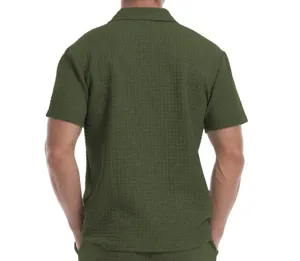 Rückansicht des grünen Herren Waffelstrick Kurzarm Freizeithemdes mit passender Hose.