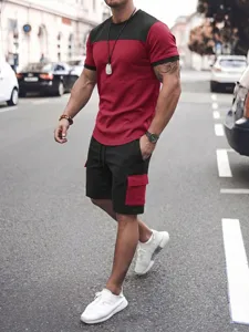 Stiloso completo estivo da uomo t-shirt color-block e pantaloncini cargo dettaglio.