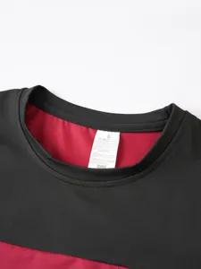 Primo piano del colletto e dell'etichetta di lavaggio su una t-shirt casual bicolore.